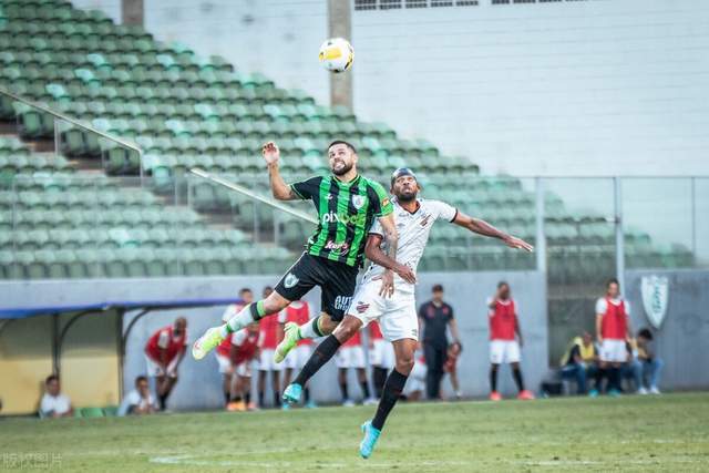 巴萨17岁小将面部受伤缝10针 赛后社交媒体晒图