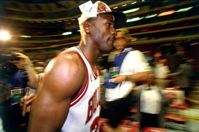 詹姆斯末节超神单节19分 湖人逆天翻盘胜快船